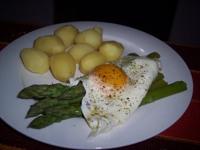 Grüner Spargel mit Spiegelei