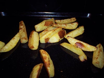 Kartoffelspalten auf dem Blech