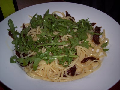 Spaghetti mit Rucola und getrockneten Tomaten